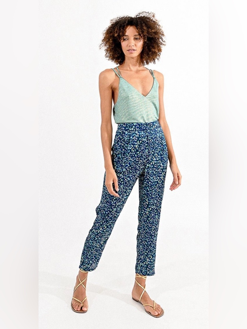 Molly Bracken Blue Print Cropped Straight Leg Pants. Like new. Size Med.